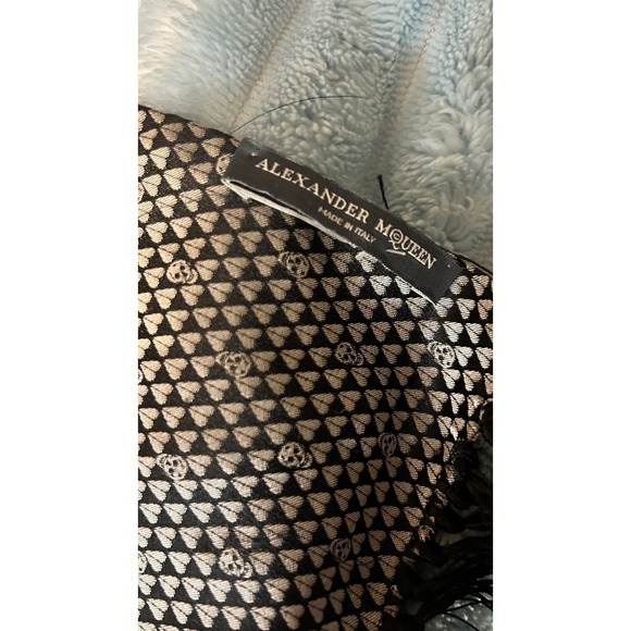Alexander McQueen Scarf Unisex OS Gold Black Silk Skull Heart Fringe Italy Luxe - Picture 6 of 8